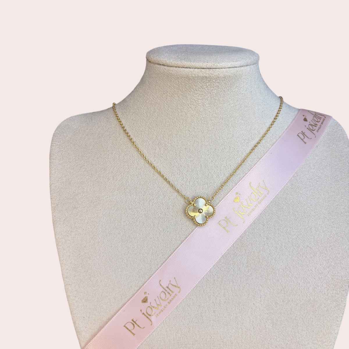 The clover necklace