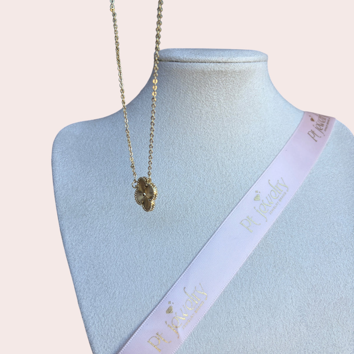 The clover necklace